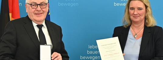 Staatsministerin Kerstin Schreyer verleiht das Verdienstkreuz an Dieter Vierlbeck